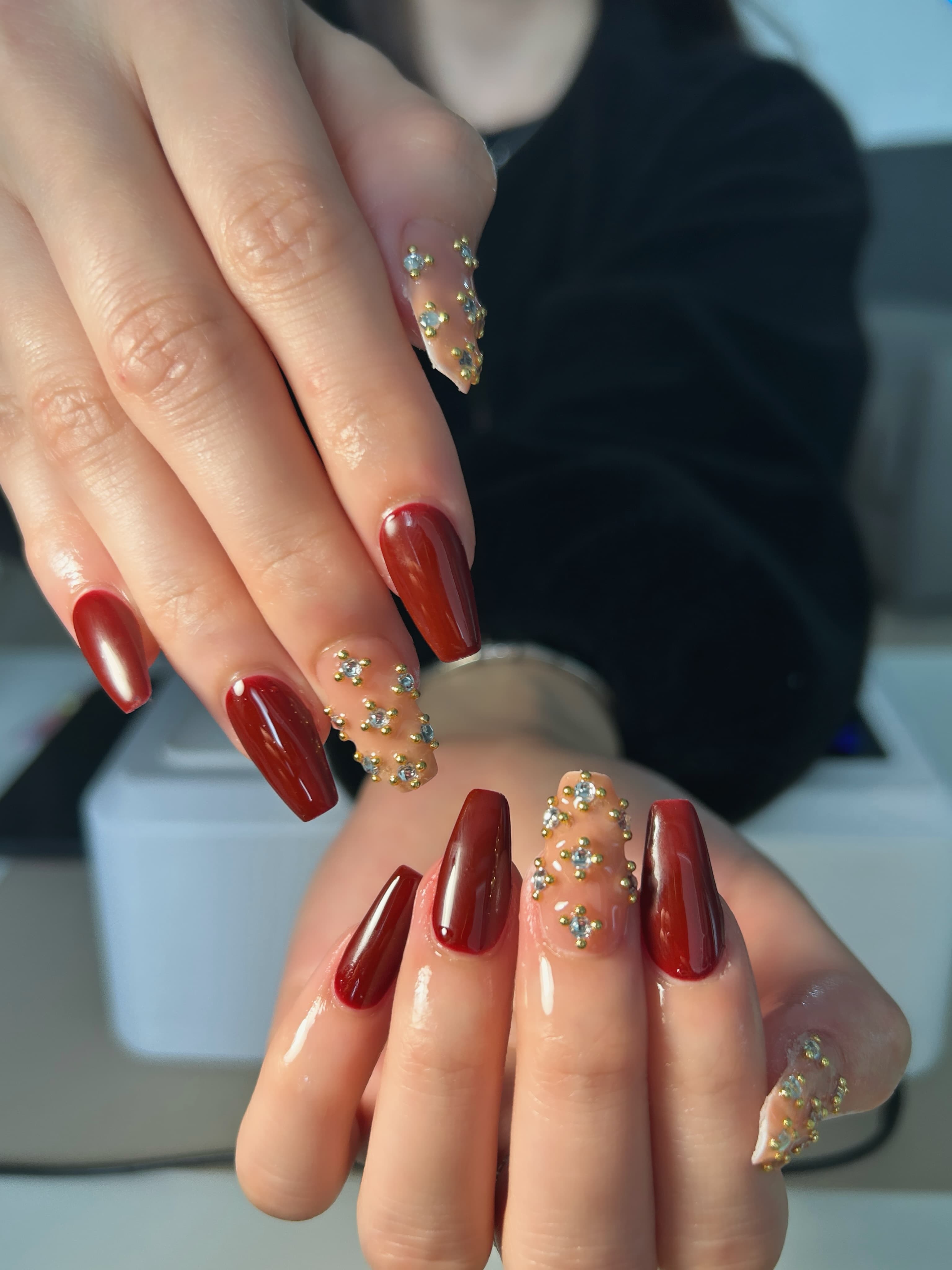 GiGi Nails Vantaa — deep burgundy elegance with a touch of sparkle
