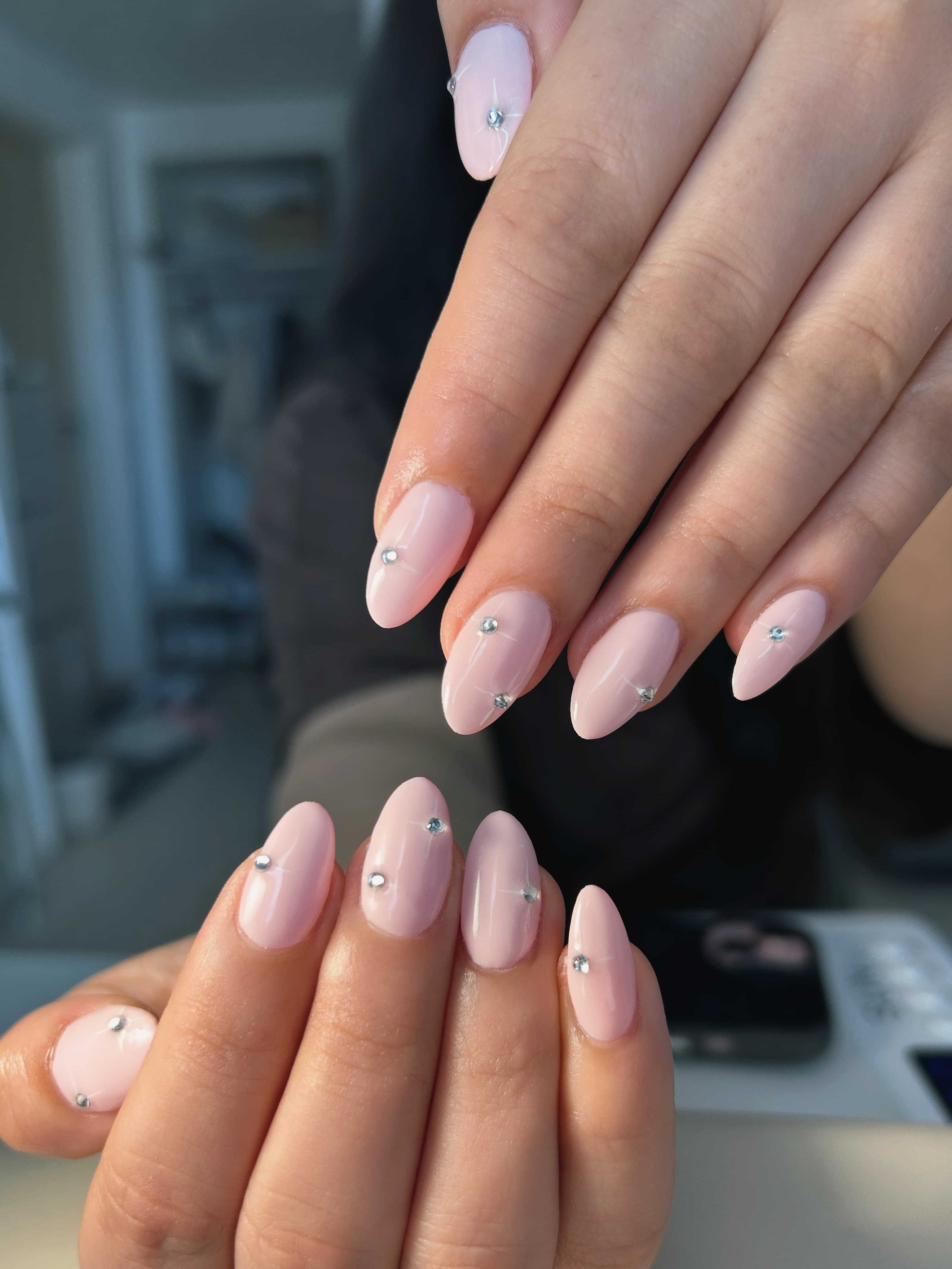 GiGi Nails Vantaa — soft pink, subtle sparkle, timeless elegance