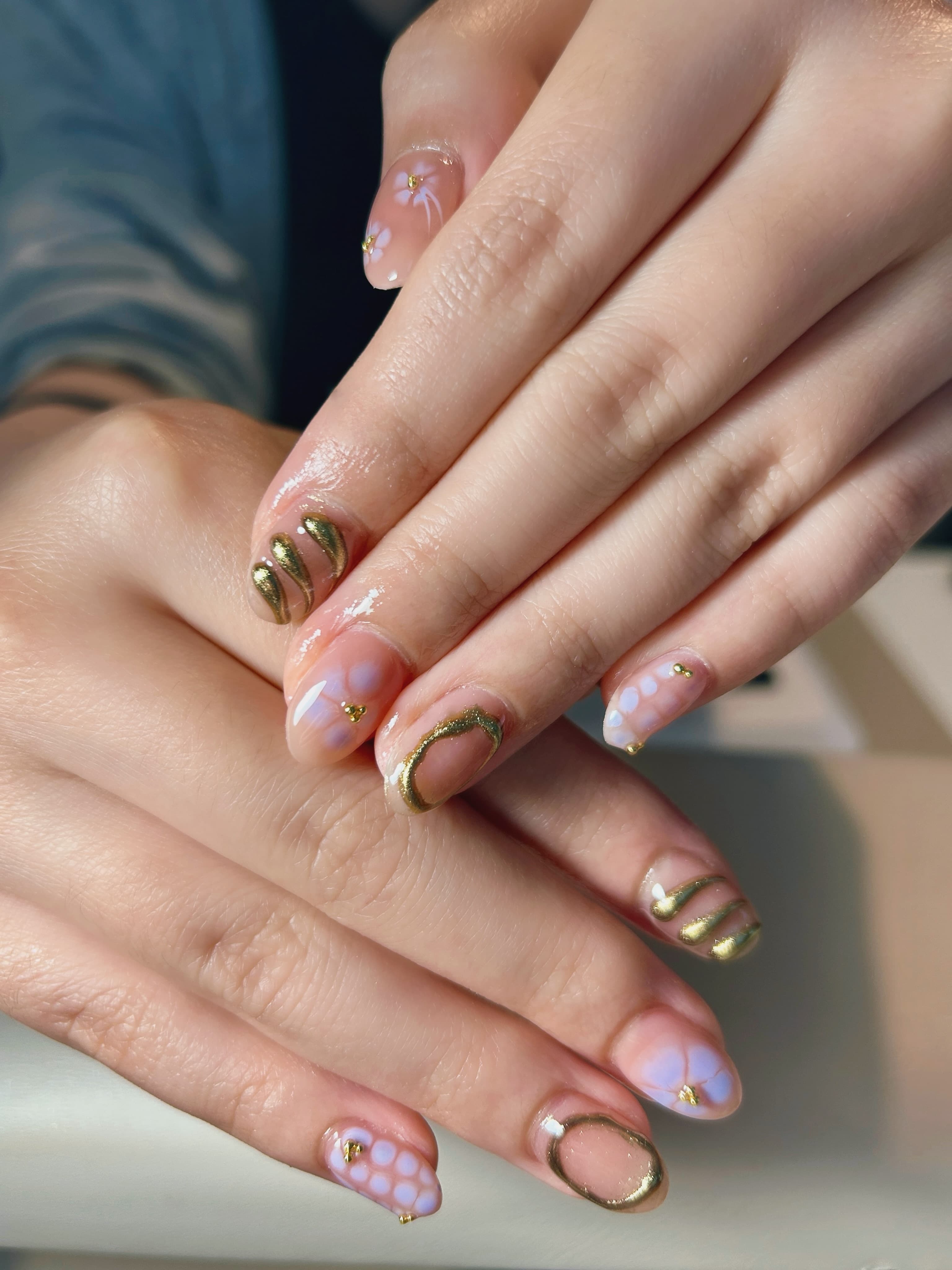 GiGi Nails Vantaa — soft blooms, golden details, and a touch of cuteness for the manicure